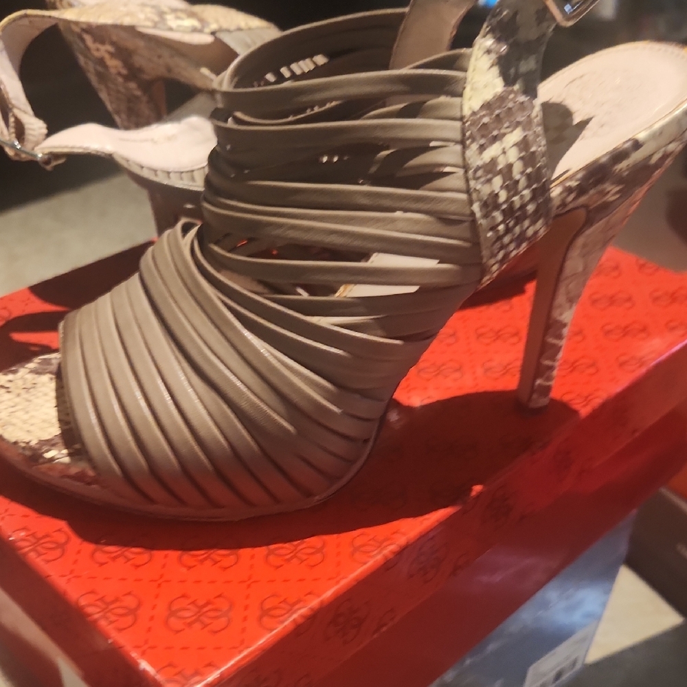 Vince CAMUTO Worn once Size 8M Stylish Tan and Brown Women's Heels. Animal Print